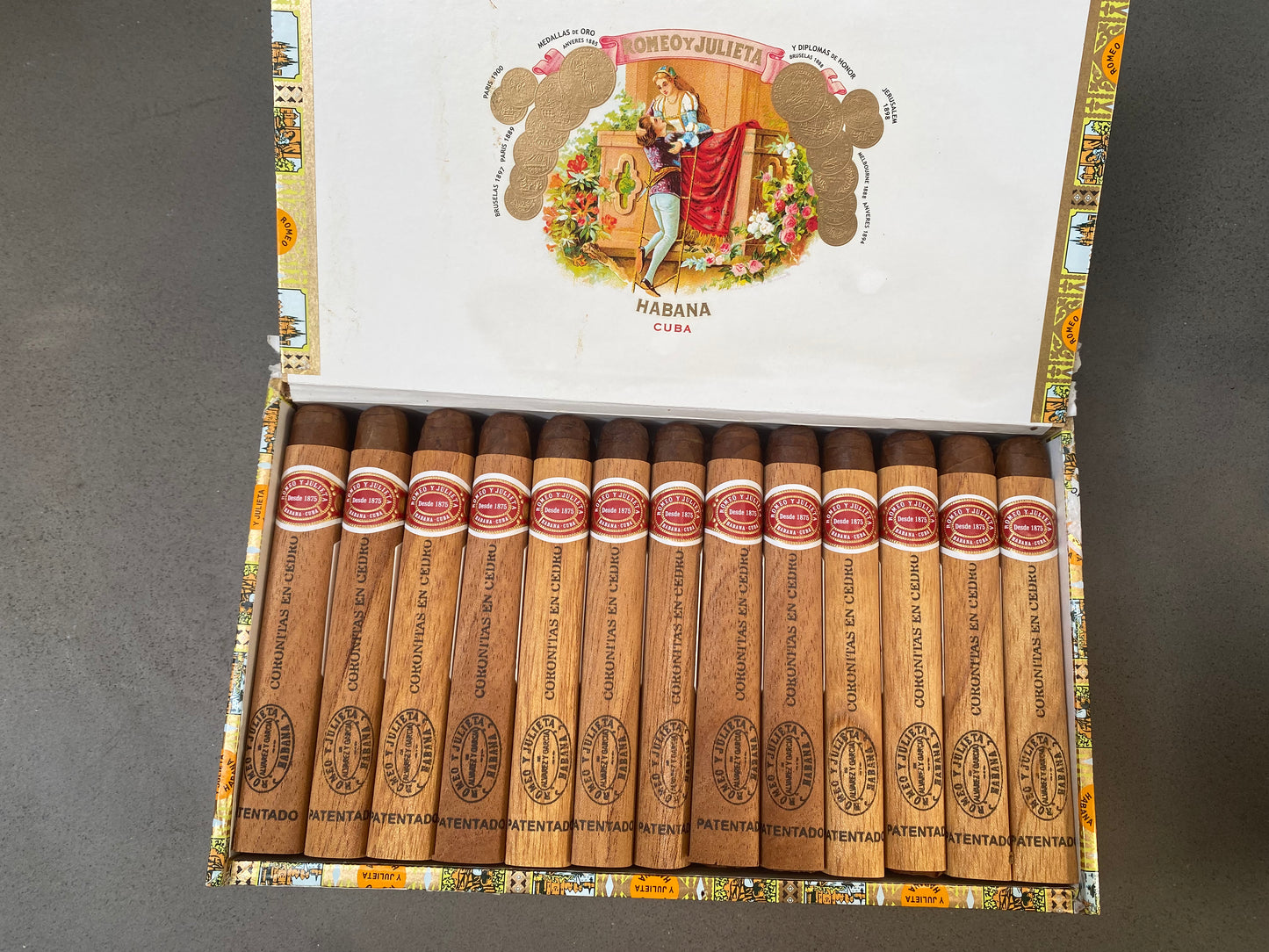 Romeo Y Julieta Coronitas en Cedro (2020) Box 25